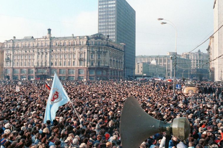 Во время митинга в центре Москвы, организованного Блоком демократических сил, 4 февраля 1990 года