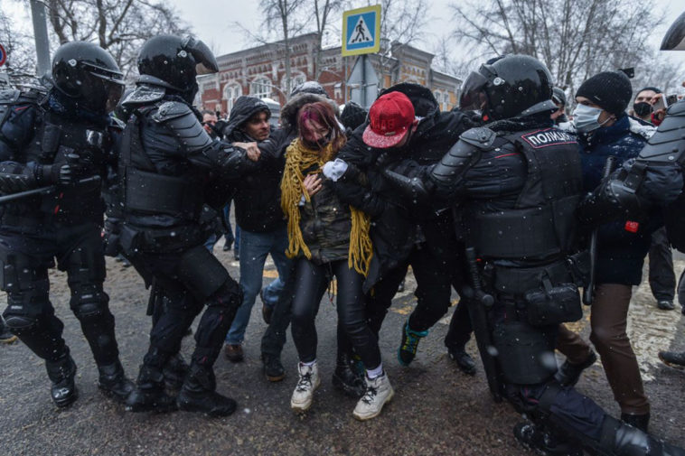 Полиция задерживает участников акции 31 января в Москве