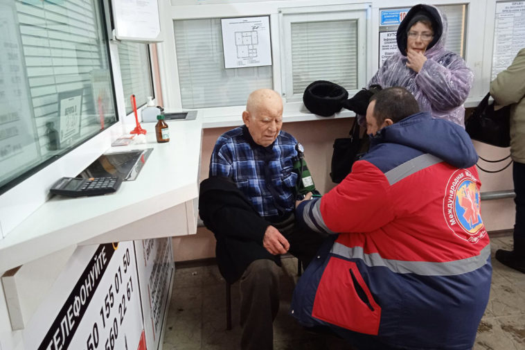 Врачи благотворительной организации «Международная медицинская помощь» осматривают пациента в Станице Луганская