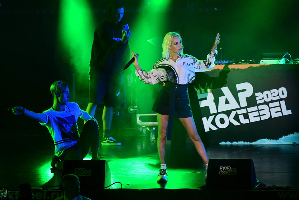 Певица Клава Кока выступает на фестивале Rap Koktebel в Крыму