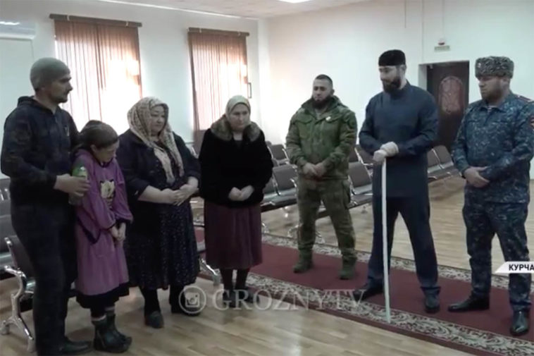 Чеченский телеканал "Грозный" опубликовал сюжет о задержании женщин за занятия колдовством