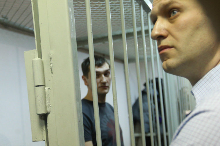 Братья Олег и Алексей Навальные в Замоскворецком суде, 2014 год
