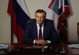 Губернатор Ленобласти Александр Дрозденко сидит в своем кабинете