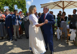 Владимир Путин танцует с Карин Кнайсль на ее свадьбе