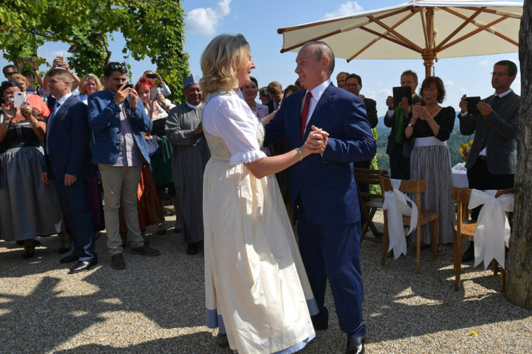 Владимир Путин танцует с Карин Кнайсль на ее свадьбе