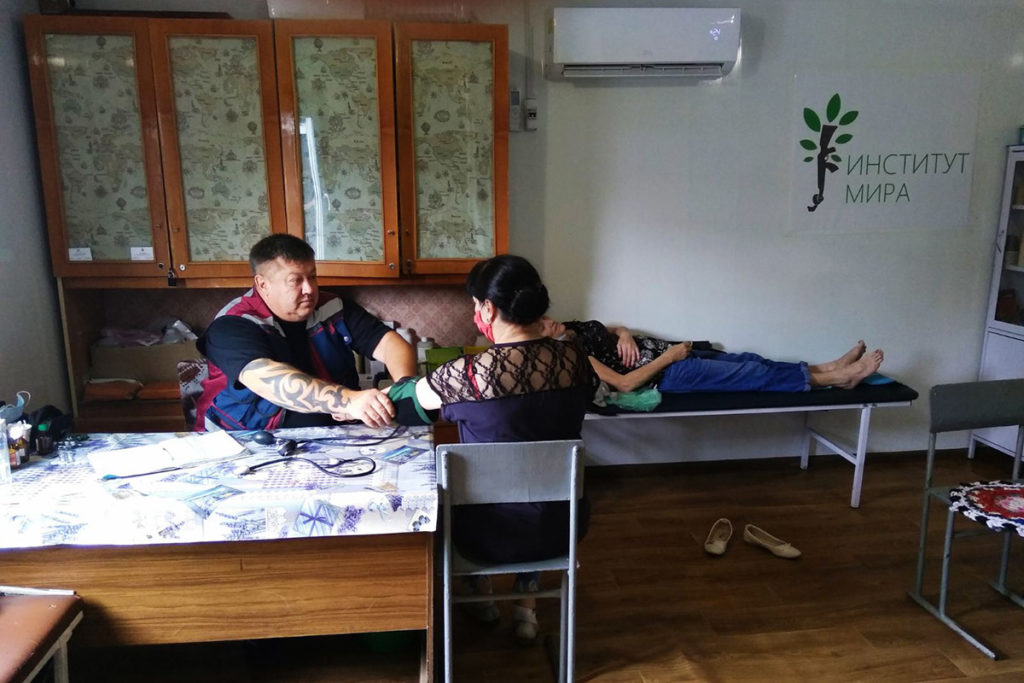 Прием пациентов в медицинском модуле у КПВВ в посёлке Станица Луганская
