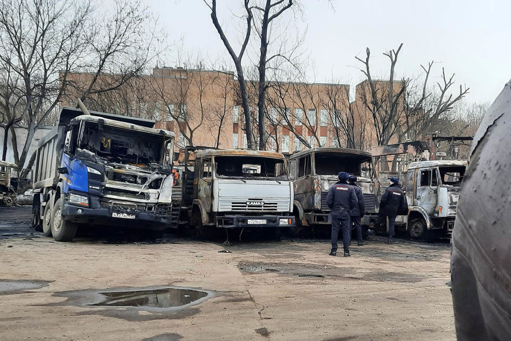 Полиция у сгоревших грузовиков