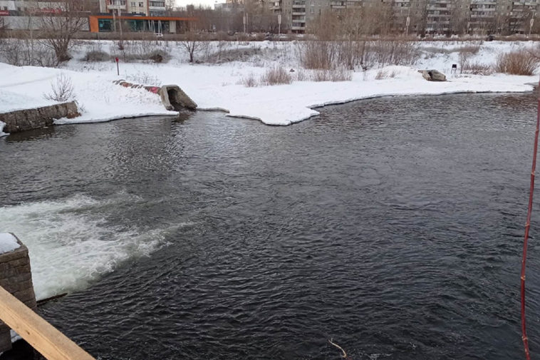Челябинское министерство экологии проведет проверку из-за пятен нефти на реке Миасс