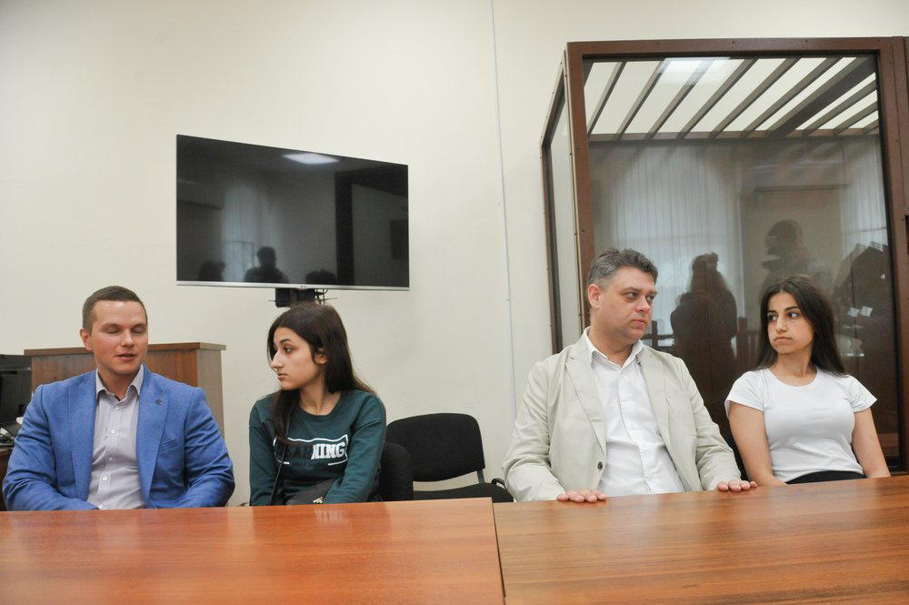 Сестры Хачатурян Ангелина (справа) и Крестина(вторая слева) со своими адвокатами в Басманном суде