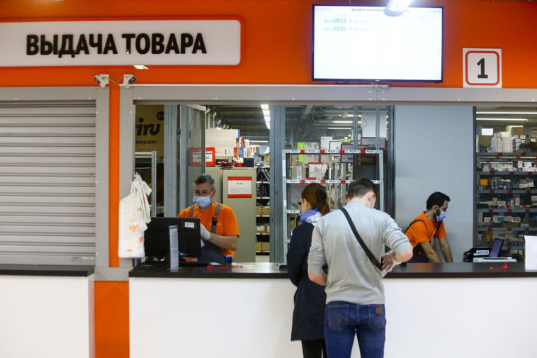 Выдача товаров в магазине электроники в Москве
