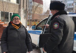 Независимый журналист Айгуль Утепова и сотрудник полиции