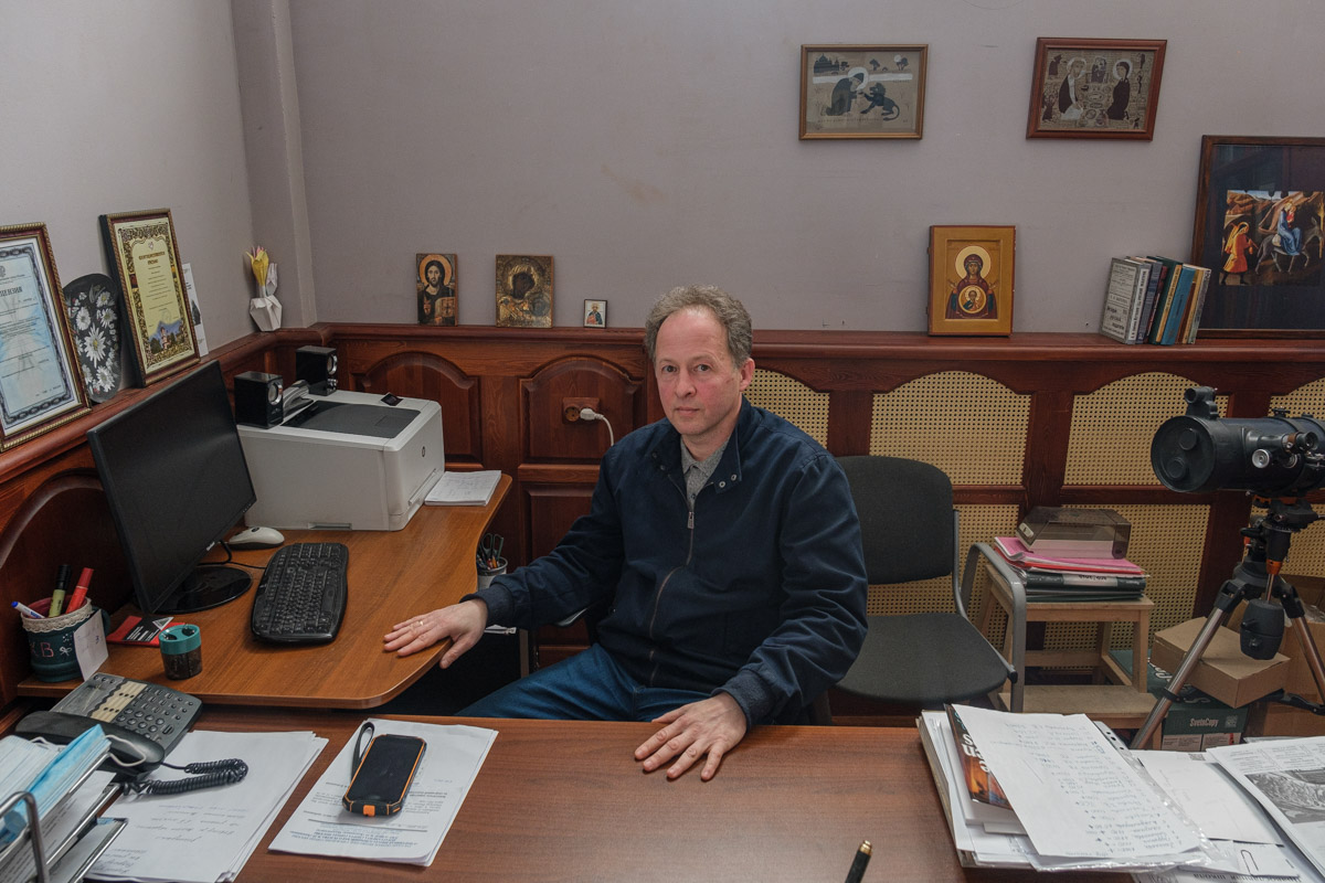 Директор школы Вячеслав в своем кабинете