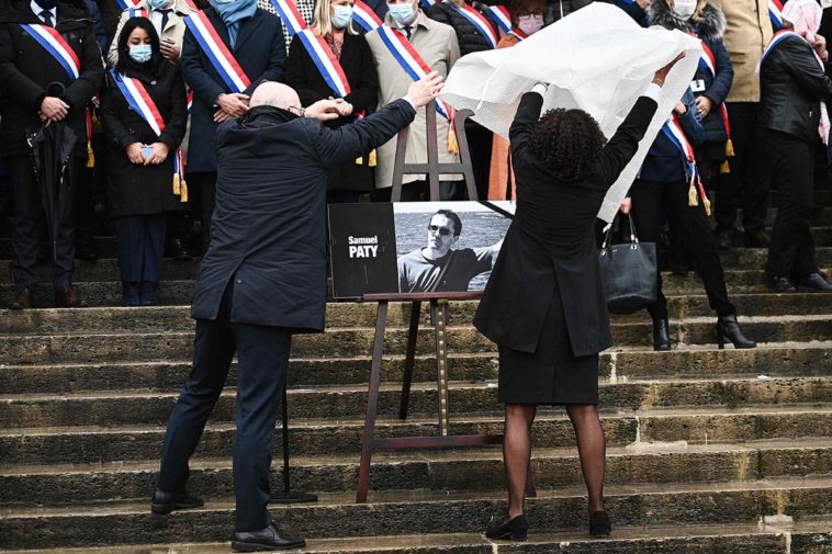 Челны Национальной Ассамблеи Франции отдают дань памяти убитому учителю Самюэлю Пати