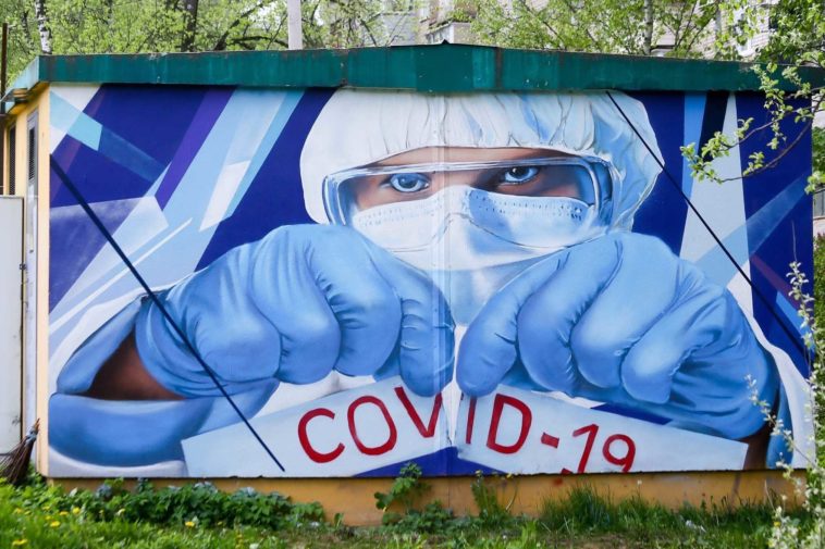 Граффити в поддержку медработников в борьбе с COVID-19 на ул. Кирова в Красногорске рядом с городской больницей №1
