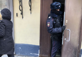 Сотрудники полиции у выхода из редакции «МБХ медиа». Фото: Елизавета Вельяминова / «МБХ медиа»