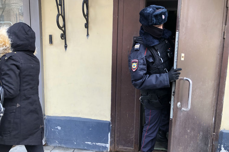 Сотрудники полиции у выхода из редакции «МБХ медиа». Фото: Елизавета Вельяминова / «МБХ медиа»