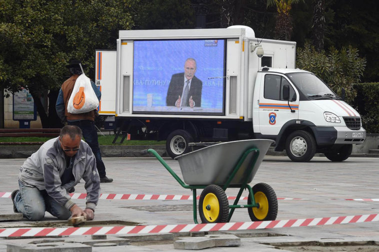 Трансляция прямой линии с президентом России Владимиром Путиным на передвижном экране в Ялте