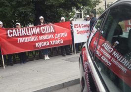 Акция протеста против санкций рядом с посольством США в Москве