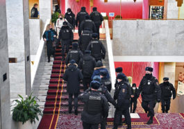 Сотрудники полиции во время задержания участников форума независимых депутатов "Муниципальная Россия"