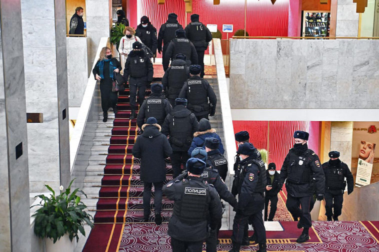 Сотрудники полиции во время задержания участников форума независимых депутатов "Муниципальная Россия"