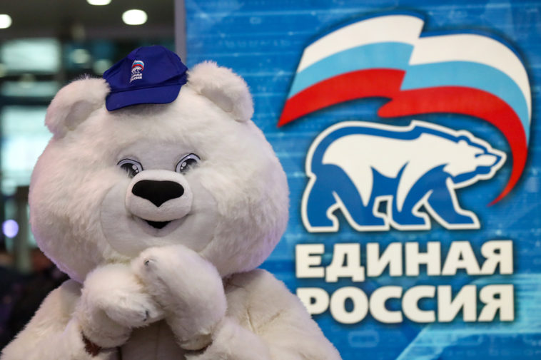 Символ партии Единая России белый медведь