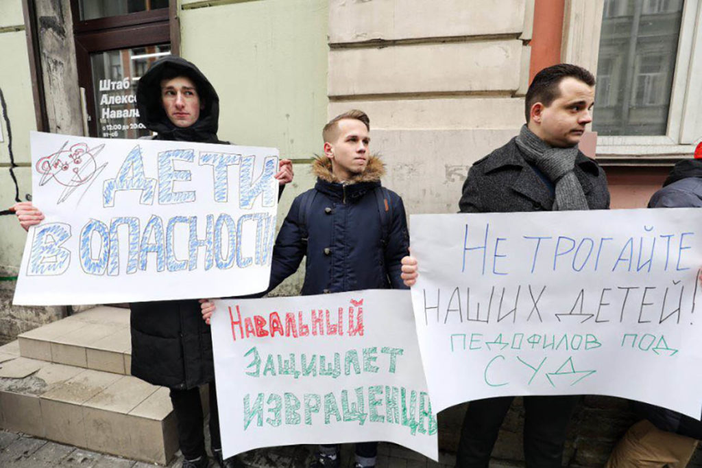 Дмитрий Мякшин пикетирует Штаб Навального в Питере