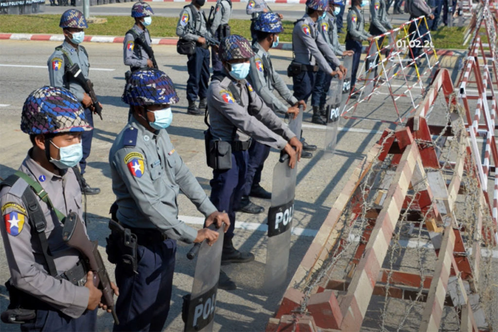 Кордон полицейских во время государственного переворота