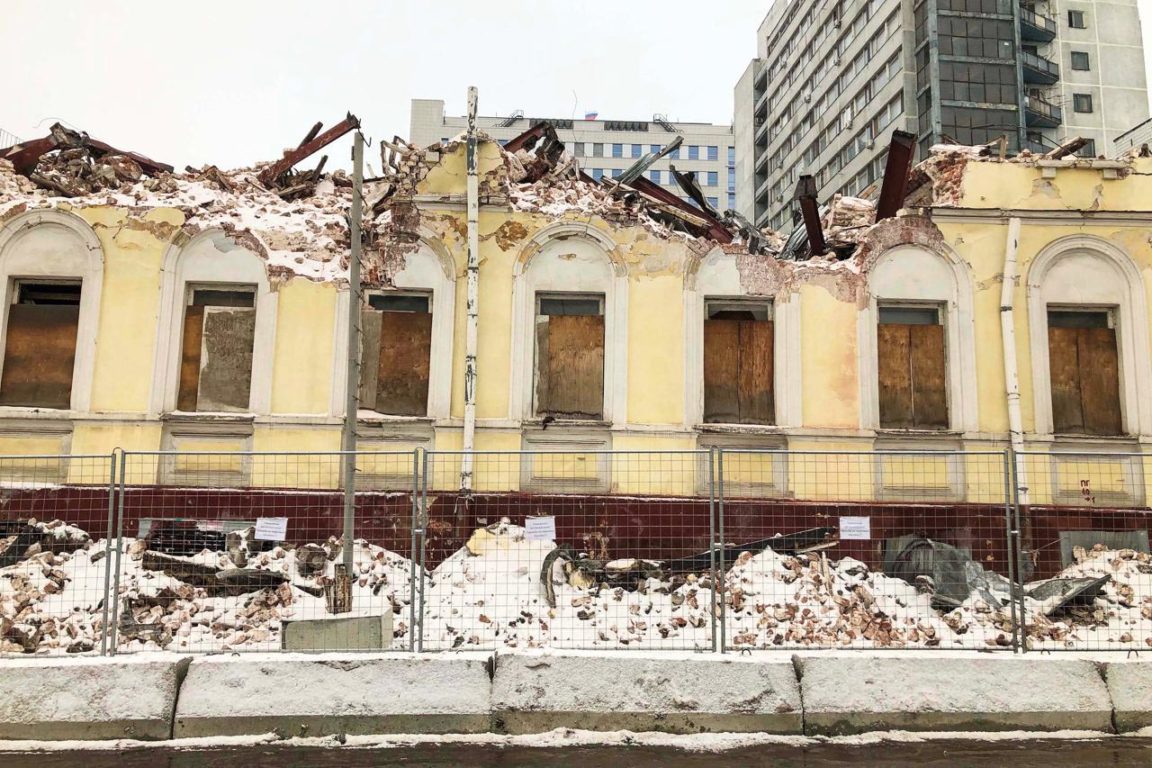 Разрушенное здание бывшего училища имени принца Петра Ольденбургского на Бригадирском переулке в Москве