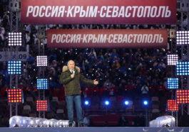 Владимир Путин во время праздничного концерта в спорткомплексе «Лужники» в рамках Дней Крыма в Москве
