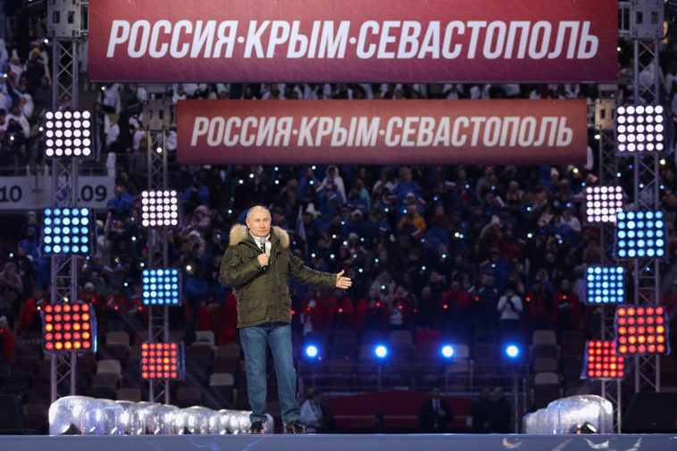 Владимир Путин во время праздничного концерта в спорткомплексе «Лужники» в рамках Дней Крыма в Москве
