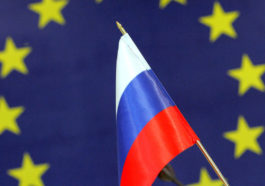 Флаг России на фоне флага Евросоюза