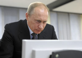 Владимир Путин смотрит на экран компьютера