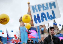 Мужчина с плакатом "Крым наш".