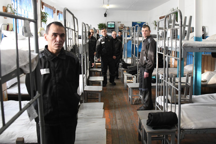 Заключенные в общежитии исправительной колонии особого режима