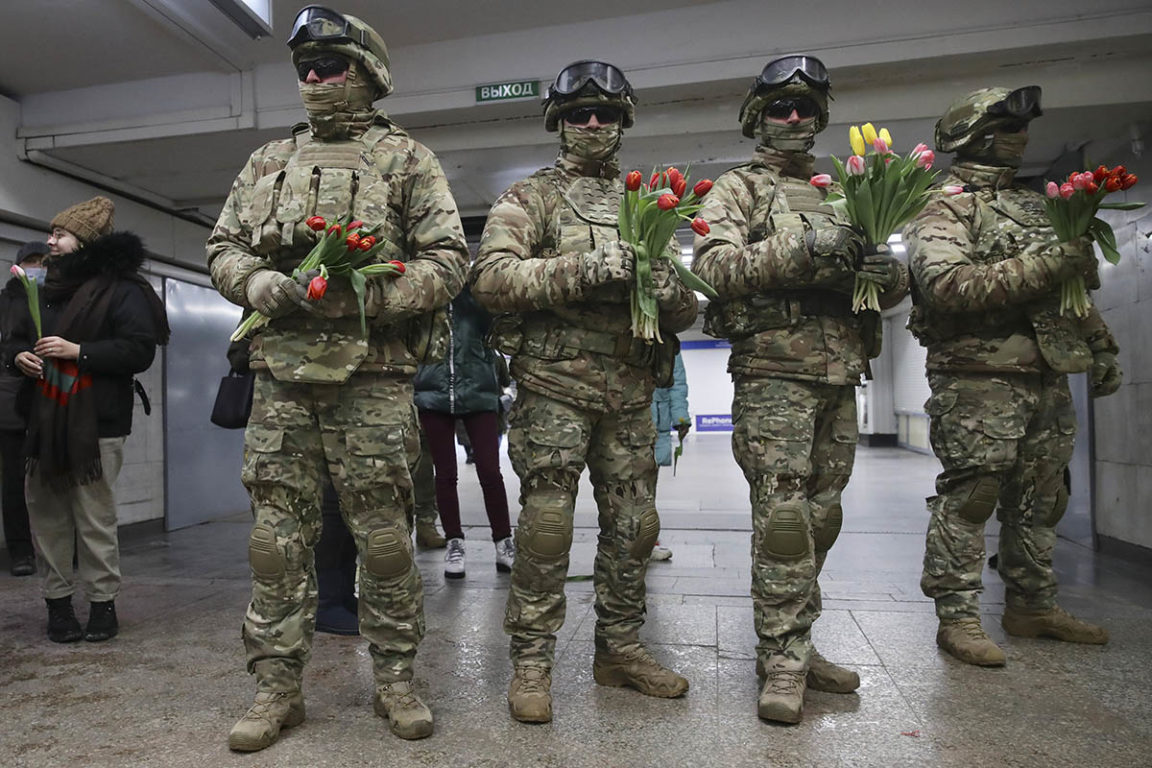 Военнослужащие во время акции в преддверии Международного женского дня в Новосибирске