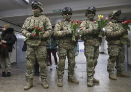 Военнослужащие во время акции в преддверии Международного женского дня в Новосибирске