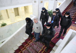 Полиция выводит участника первого форума независимых депутатов «Муниципальная Россия» в отеле «Измайлово Гамма-Дельта»
