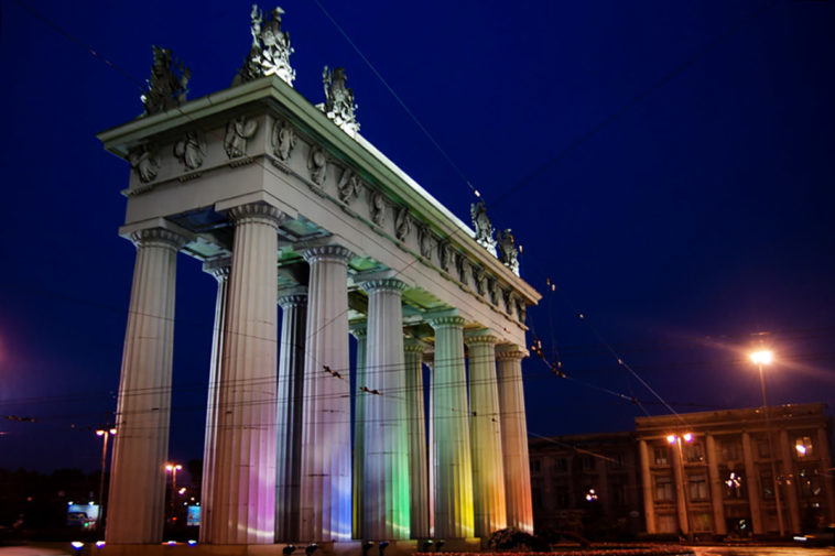 Московская триумфальная арка, подсвеченная в цвета радужного флага
