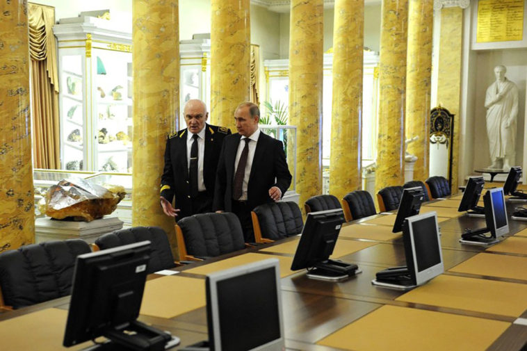 Ректор Санкт-Петербургского горного университета Владимир Литвиненко с Владимиром Путиным