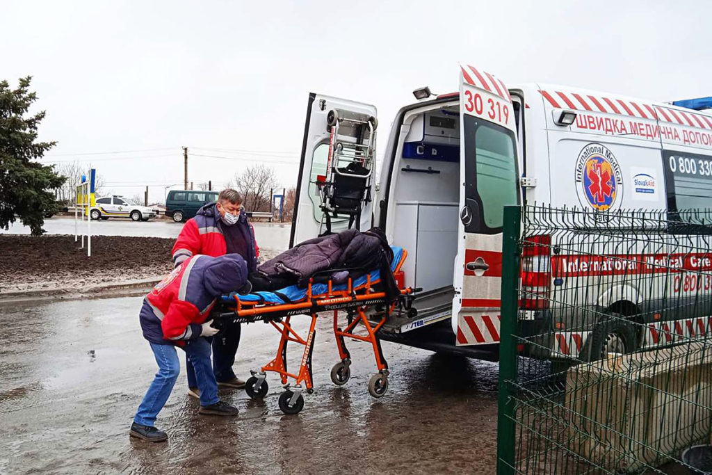 Врачи благотворительной организации «Международная медицинская помощь» госпитализируют больного в поселке Станица Луганская