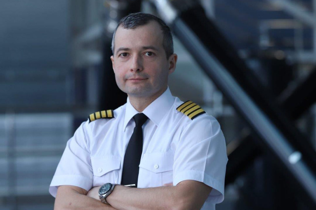 Пилот «Уральских авиалиний» Дамир Юсупов