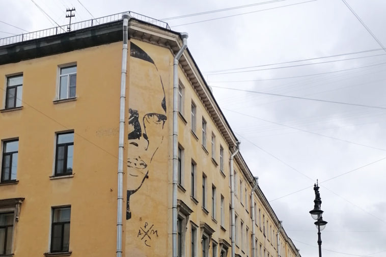 Граффити с портретом Даниила Хармса в Санкт-Петербурге