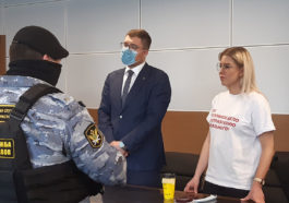 Адвокат Владимир Воронин в суде вместе с Любовью Соболь