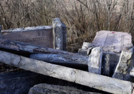 В Псковской области дорогу вымостили плитами с братской могилы