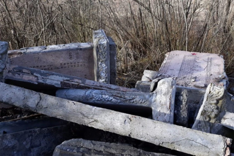 В Псковской области дорогу вымостили плитами с братской могилы