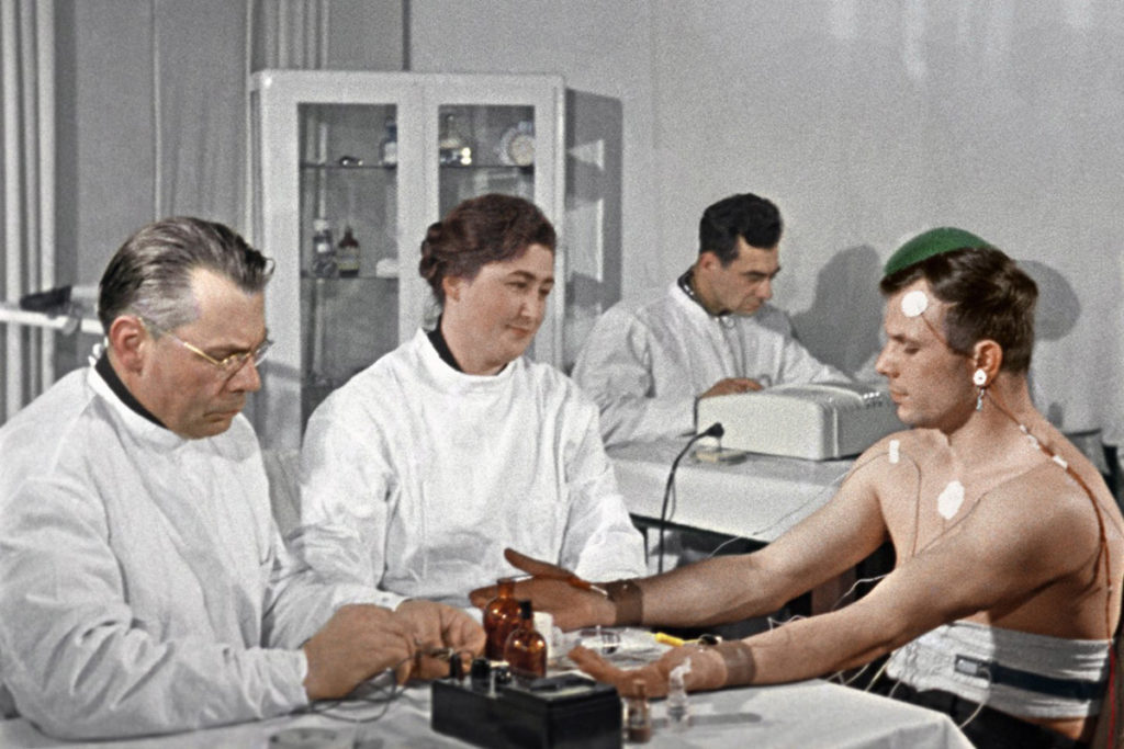 Юрий Гагарин проходит  медицинское обследование перед полетом, 1961 год