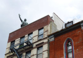 Статуя Ленина на крыше одного из домов в Нижнем Манхэттене, Нью-Йорк