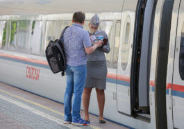 Отправление скоростного поезда «Сапсан».