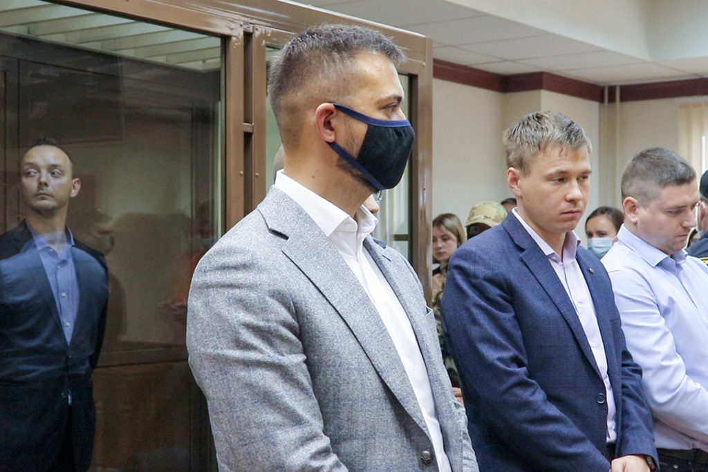 Адвокат Евгений  Смирнов (второй справа)