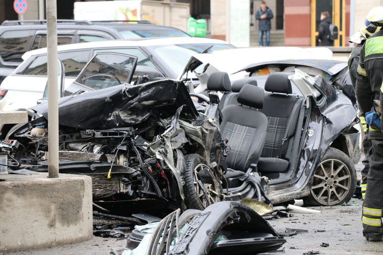 Последствия ДТП с участием трех автомобилей на Новинском бульваре